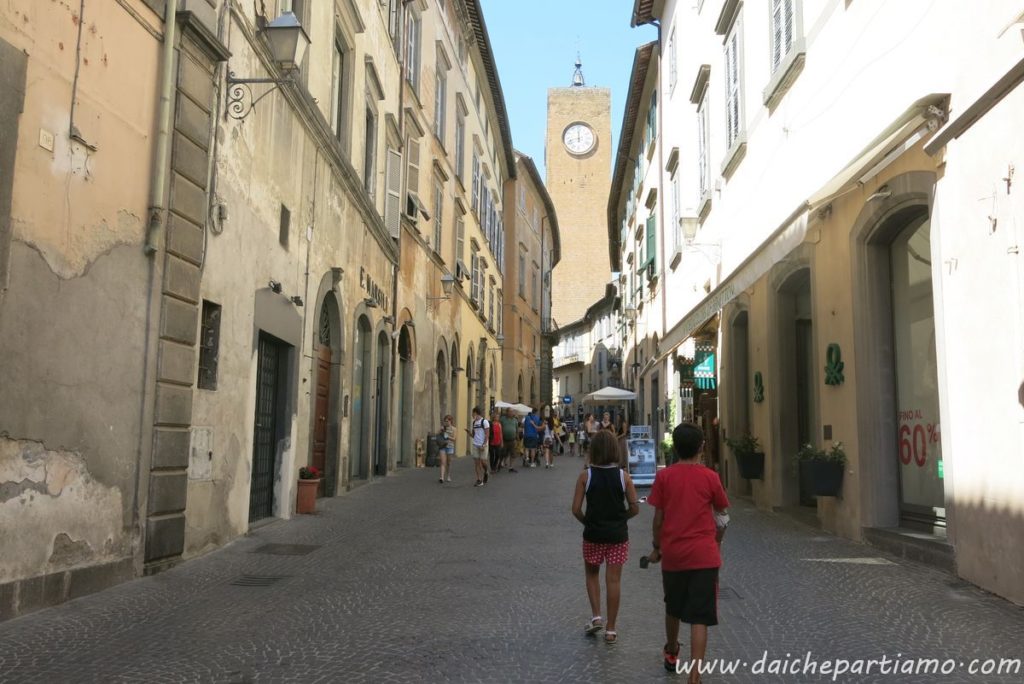 Orvieto in un giorno via cavour e torre del moro