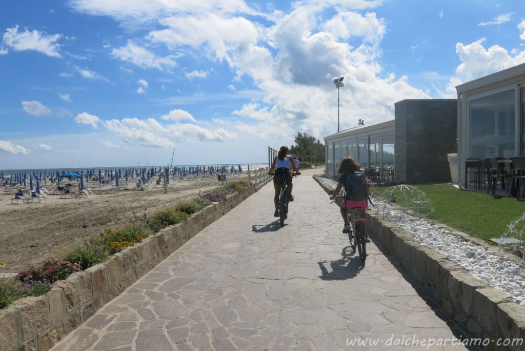 ciclabile lungo mare Albarella vacanza veneto bambini