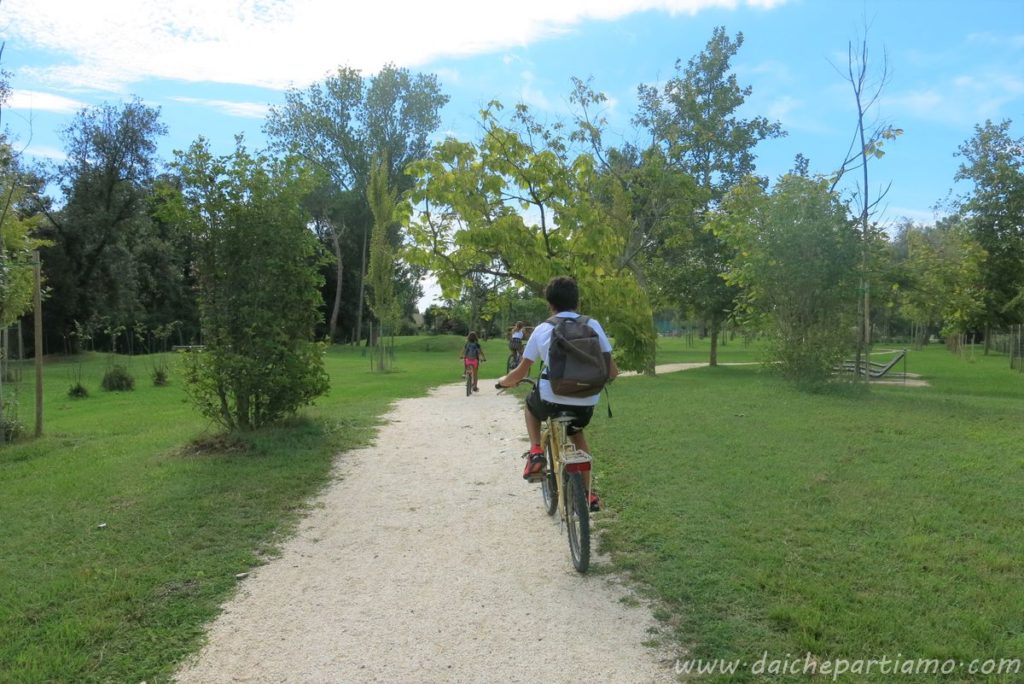 Vacanza al mare in Veneto con bambini  ciclabile nel verde